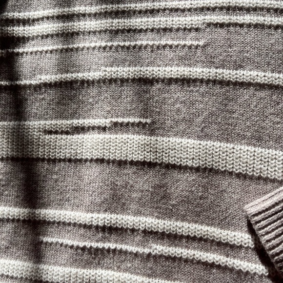 Chico’s Sweater, Lightweight Vee Neck Sweater- Size 2 NWT - Picture 2 of 9